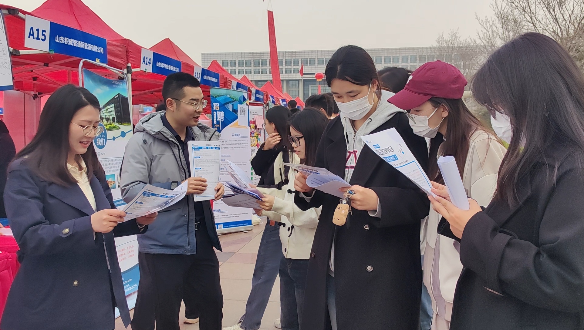 300余家企业前来“纳新”！齐鲁工业大学（山东省科学院）举办2024就业双选会1.jpg