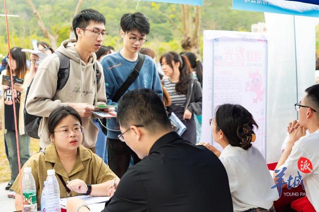 提供上万个岗位！惠州学院举行“双百行动”春季招聘会.jpeg