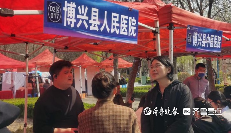 地方医院求贤如渴，有医院在大学生招聘会上打出“送房”招牌2.jpeg