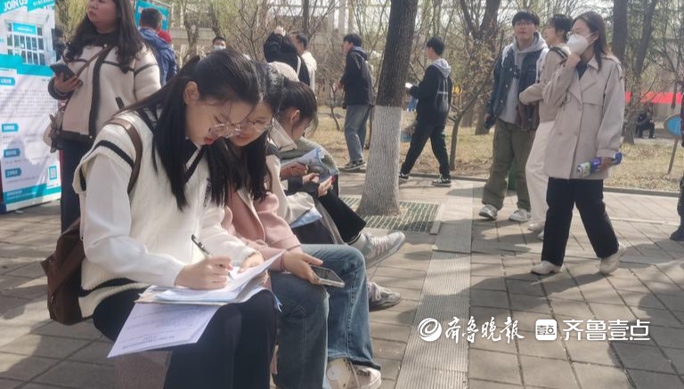 地方医院求贤如渴，有医院在大学生招聘会上打出“送房”招牌1.jpeg
