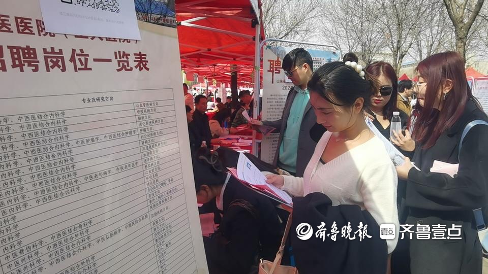 地方医院求贤如渴，有医院在大学生招聘会上打出“送房”招牌.jpeg