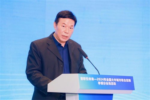 “才聚荆楚·春回校园”2024年校企职通招聘专列 驶进孝感高校.jpg