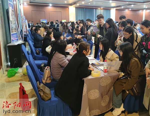 300余个岗位！洛阳这场双选会让更多青年有“位”来1.jpg