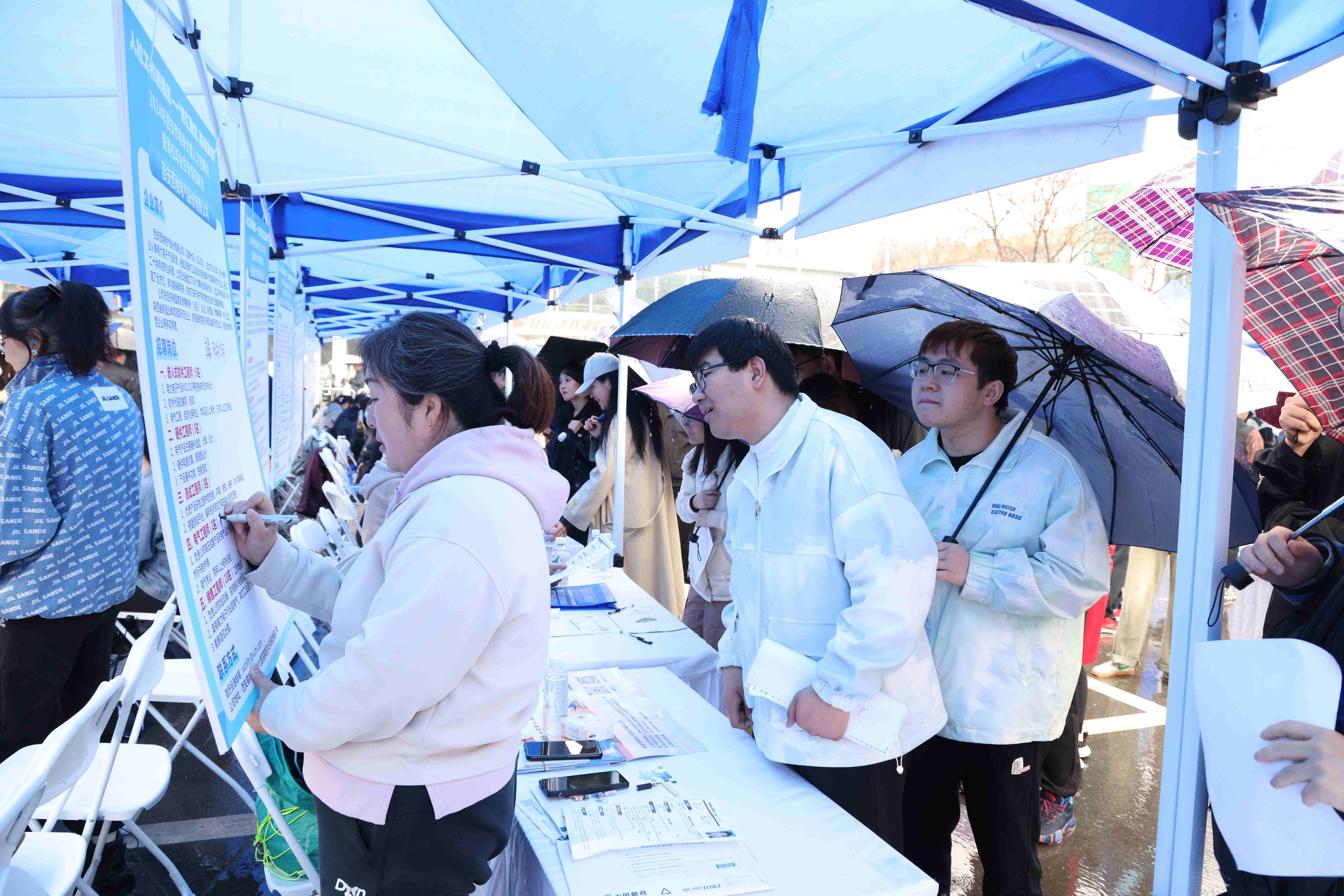 风雨无阻求职热情！“智汇西安、职引未来”2024年西安市春季大型人才招聘会暨高校毕业生专场招聘会圆满举办！3.jpg