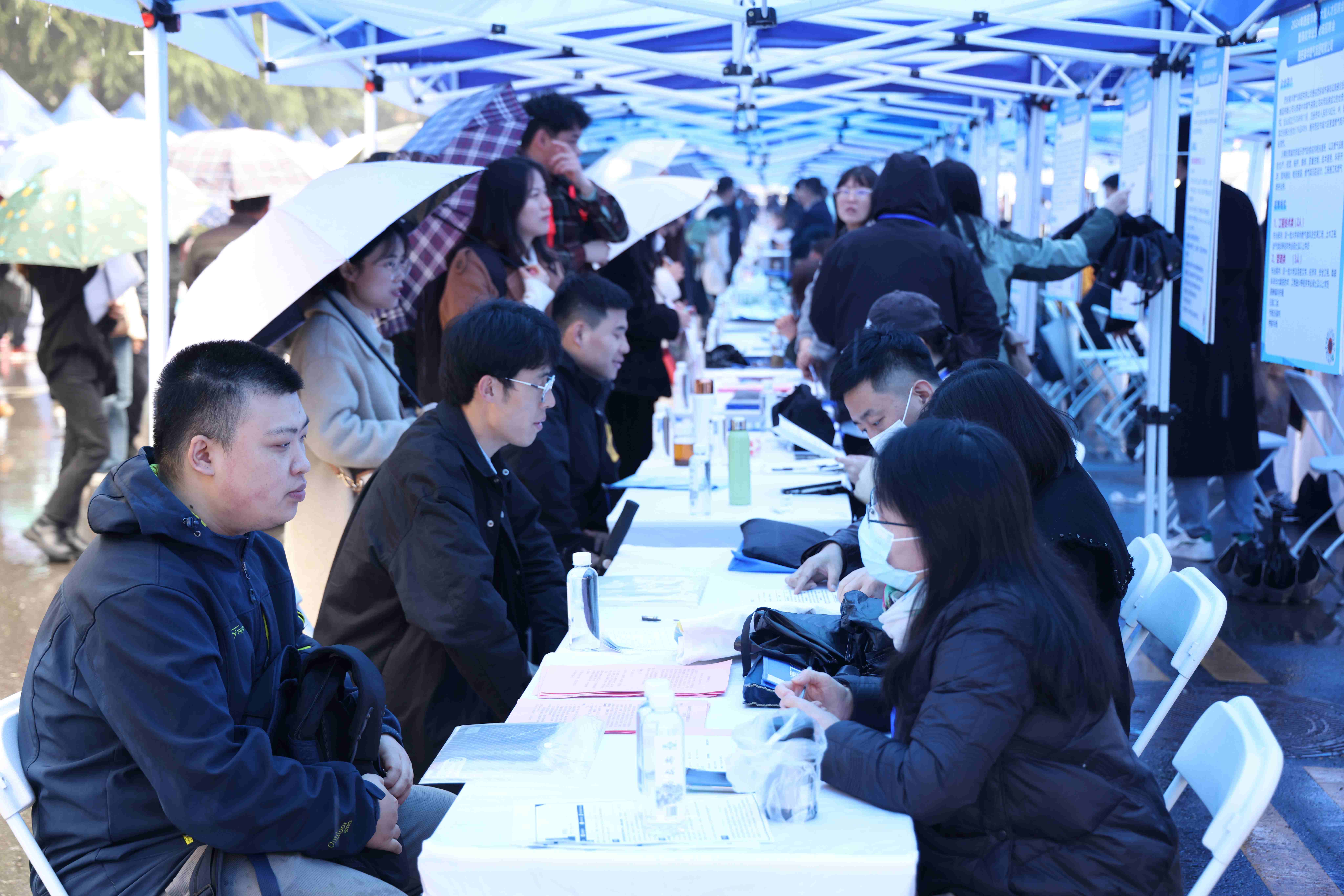 风雨无阻求职热情！“智汇西安、职引未来”2024年西安市春季大型人才招聘会暨高校毕业生专场招聘会圆满举办！1.jpg