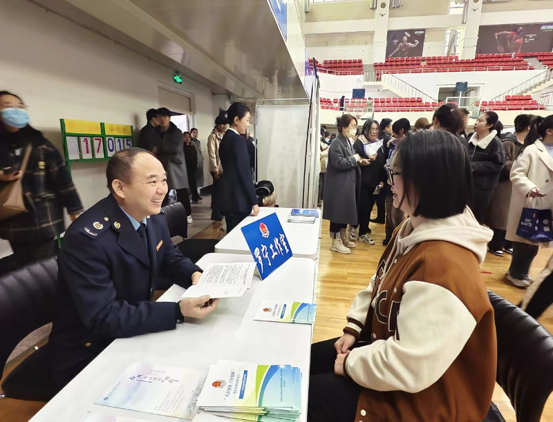 1711520014343797.jpg 爱民税宣走进校园招聘会 助力大学生实现就业创业梦想.jpg