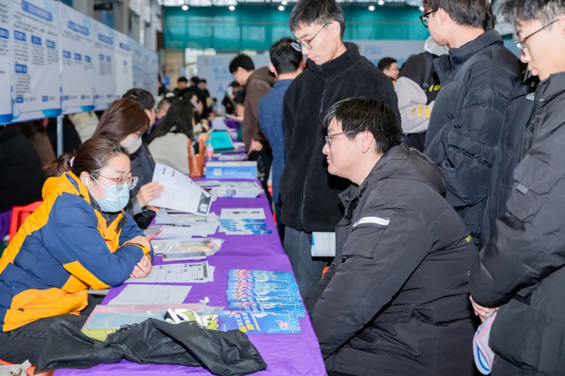 盐城举办“驻盐院校学子留盐行动”暨重点产业链专场招聘会3.jpg