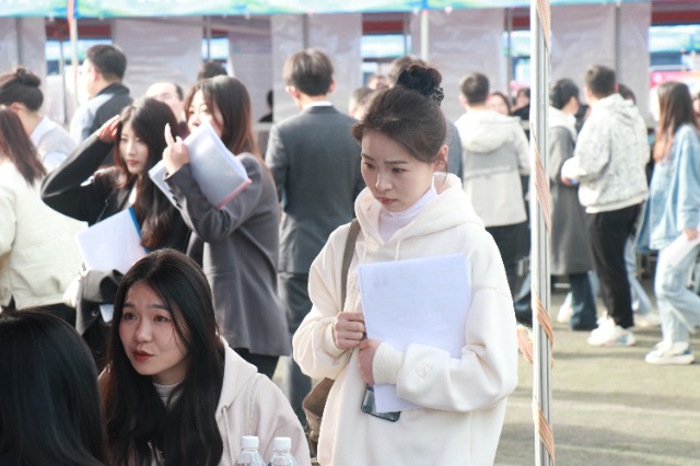甘肃省高师就业联盟2024届毕业生春季双选会举行.jpg