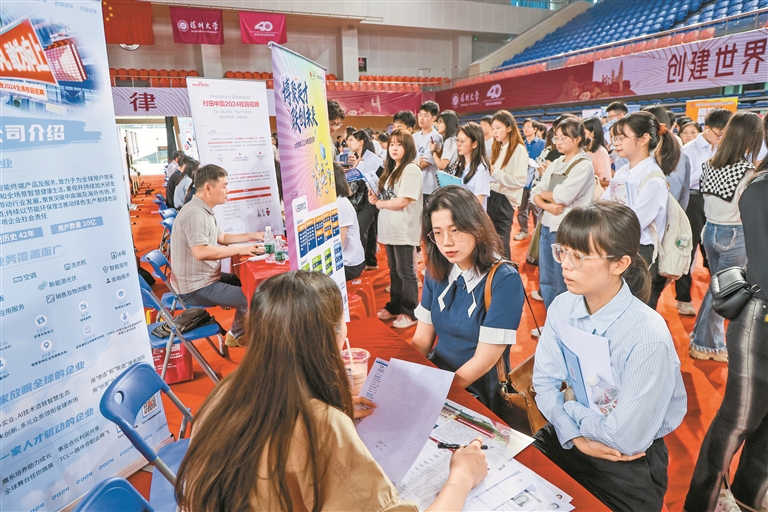 让毕业生有选择还能选得好 就业春招进入关键期，4月校园招聘会一场接一场.jpg