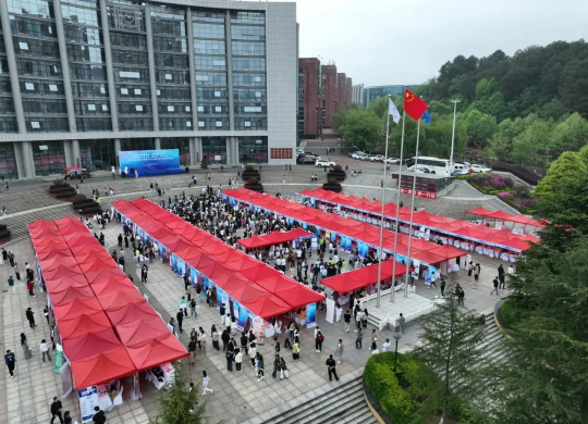 240+单位，6000+需求人数 ！直击贵州职业技术学院2024届毕业生校园双选会.png